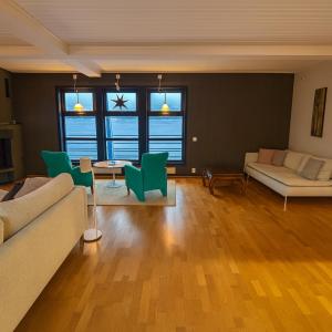 Rooms in spaceious apartment with seaview in city center