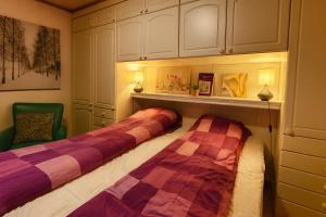 Rooms in spaceious apartment with seaview in city center