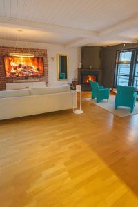 Rooms in spaceious apartment with seaview in city center