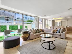 NEW! Bantry Bay Luxurious Villa 50m from the sea