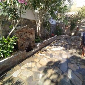 Πέτρινη αυλή, Αρμενιστης Ικαρια