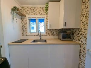 Chalet Studio #6 Waterfront with Spa, Fireplace & Wifi