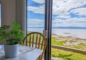 Chalet Studio #6 Waterfront with Spa, Fireplace & Wifi