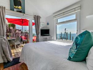 1 Bed in Whitsand Bay 74824