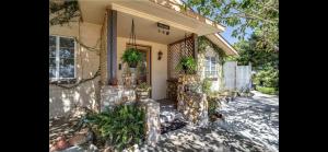 Desert Dreams with Your Furry Friend: Pet-Friendly Rental Under the Stars