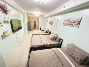 Shell residence Family room by Kathy