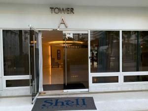 Shell residence Family room by Kathy