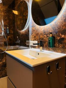 De Oranjestad - In de winkelstraat