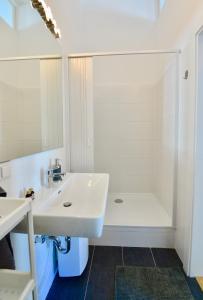 Nice Studio Close To Metro III