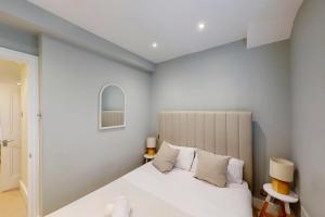 Chic 2-Bed with Patio-10 min Walk to Clapham Tube