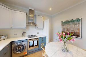 Chic 2-Bed with Patio-10 min Walk to Clapham Tube