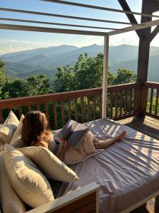 Majestic View! Hot tub, pool table, 3 miles to NOC