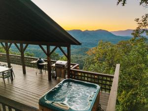 Majestic View! Hot tub, pool table, 3 miles to NOC