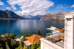 Penthouse on the Bay - 20m from the Beach
