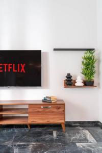 Elegant & Modern 2BR Apartment - Pireaus Center and Marina