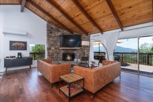 Yosemite Lookout Lodge w hot tub, firepits, game room, and more