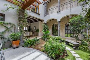 Central, Upscale Sanctuary with Rooftop Views