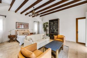 Central, Upscale Sanctuary with Rooftop Views