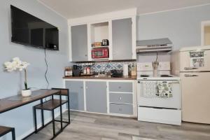 Private Balcony View Riverside Walk Prime Downtown