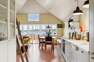 Stråtækt feriehusidyl ved vandet