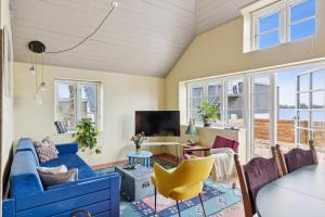 Stråtækt feriehusidyl ved vandet