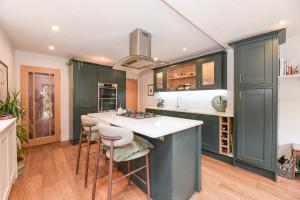 Gorgeous Cottage near Station - 17 mins to London - Pass the Keys