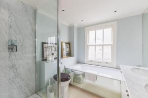 Stylish Chelsea Escape with Charm