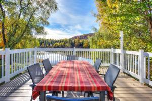 Centenary Lakefront 5 Bedroom Home with Hot Tub