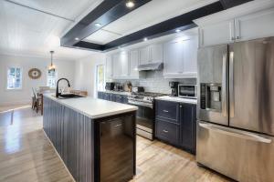 Centenary Lakefront 5 Bedroom Home with Hot Tub