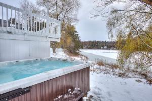 Centenary Lakefront 5 Bedroom Home with Hot Tub