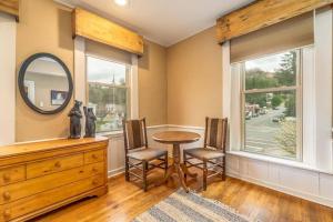 Cozy Cub Den, Chic Downtown Loft, Walk to Shops, Train, Restaurants