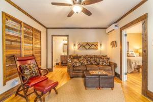 Cozy Cub Den, Chic Downtown Loft, Walk to Shops, Train, Restaurants