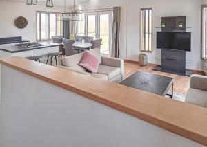 Cherry Bird Lodge Escape