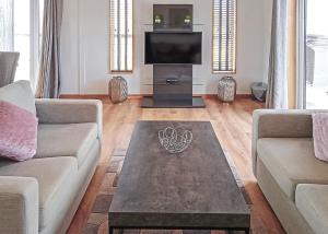 Cherry Bird Lodge Escape