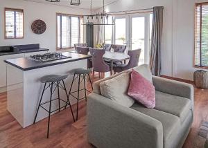 Cherry Bird Lodge Escape