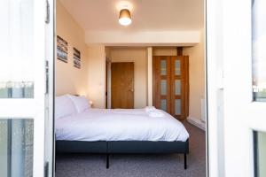 Stylish 2 Bed Flat with Free Parking near Harbour