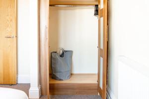 Stylish 2 Bed Flat with Free Parking near Harbour