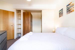 Stylish 2 Bed Flat with Free Parking near Harbour