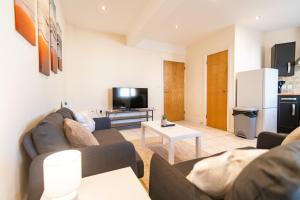 Stylish 2 Bed Flat with Free Parking near Harbour