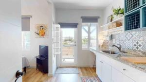 Colorful 22 Villa in Lil Havana, Free Parking