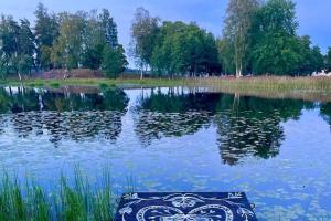 Romantic Cabin right on the lake with fire place