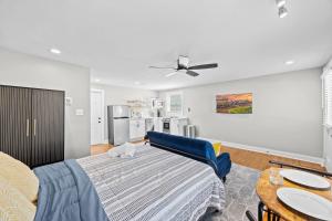 Charming Studio Stay in Vibrant Highlands Area