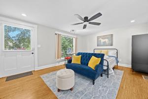 Charming Studio Stay in Vibrant Highlands Area