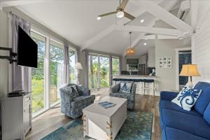 Immersive Treehouse Livin - Marshview Villa near HarbourTown