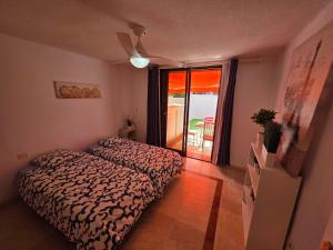 Ground floor apartment Casa Pico, Parque Santiago 1, heated pool, 100 m to sea and beach, wifi