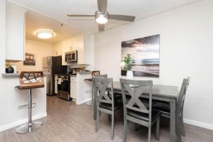 Hollywood Luxe 2BR Apartment with Rooftop Pool and Breathtaking Views