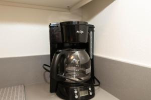 Hollywood Luxe 2BR Apartment with Rooftop Pool and Breathtaking Views