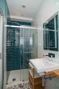 Stylish Apartment with Balcony, Views and Parking