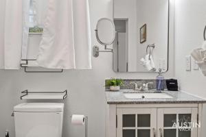ATX 1BR 1BA Pet-Friendly Home, Mins to AUS w EV Charger and Grill by Austin Vacay