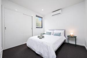 Stylish City Edge Home with Balcony and Parking